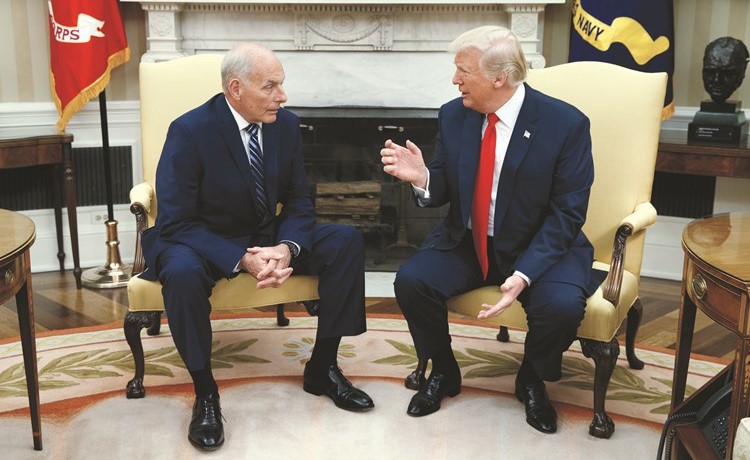 الرئيس الأميركي دونالد ترامب متحدثا إلى الجنرال جون كيلي عقب أدائه اليمين الدستورية لتولي مهام منصبه رسميا كبيرا لموظفي البيت الأبيض أمس	 (أ.پ)﻿