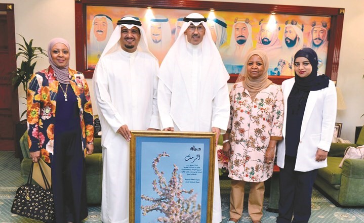  لوحة تذكارية لمحافظ الأحمدي من رئيس وأعضاء فريق حياة التطوعي﻿