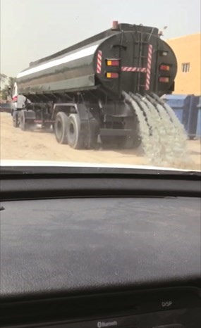 التنكر يلقي النفايات ﻿