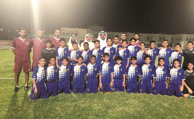 د. حمود فليطح والشيباني وخليل يتوسطون الجهازين الإداري والفني ولاعبي البراعم﻿