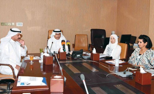 د.محمد الفارس ود.أحمد الأثري ود.رباح النجادة وفاطمة العازمي خلال الاجتماع لبحث مشكلة القبول بـ «التطبيقي» (ريليش كومار)
