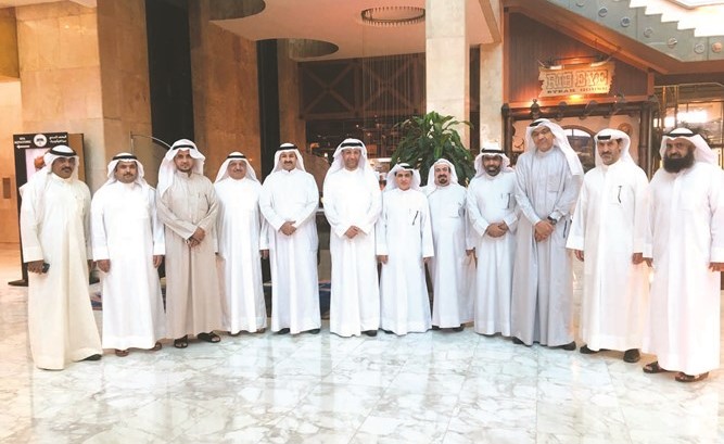  الحربي متوسطا مسؤولي المنطقة خلال حفل التكريم ﻿