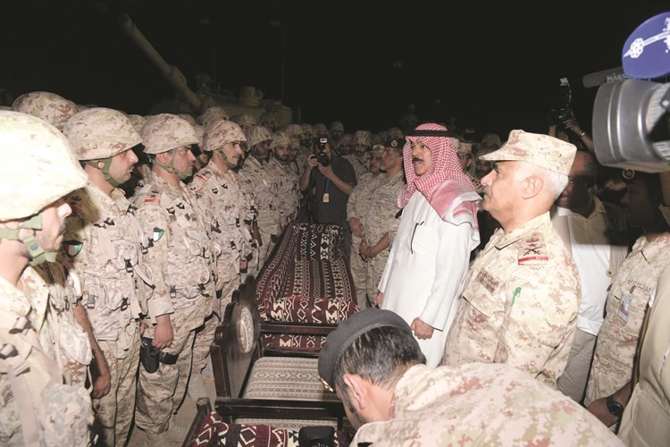 وزير الدفاع خلال توجيهاته الى القوة البرية بحضور رئيس الاركان الفريق محمد الخضر﻿