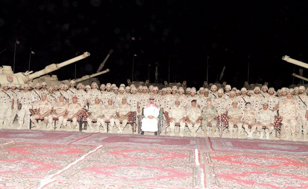الشيخ محمد الخالد والفريق الركن محمد الخضر واللواء الشيخ خالد الصالح الصباح مع قوة واجب «صباح»                                                                                                                                                                                                                                                       (محمد هاشم)