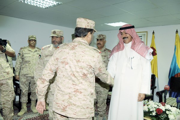 الشيخ محمد الخالد خلال مصافحته أمار الكتائب من الضباط