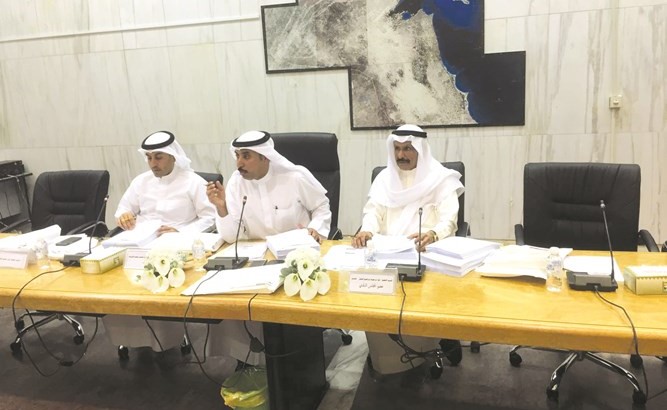 د. منصور الخرينج مترئسا اجتماع اللجنة﻿