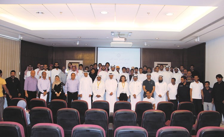 د.قتيبة رزوقي وم.خالد المزروعي يتوسطان المشاركين في البرنامج التدريبي﻿