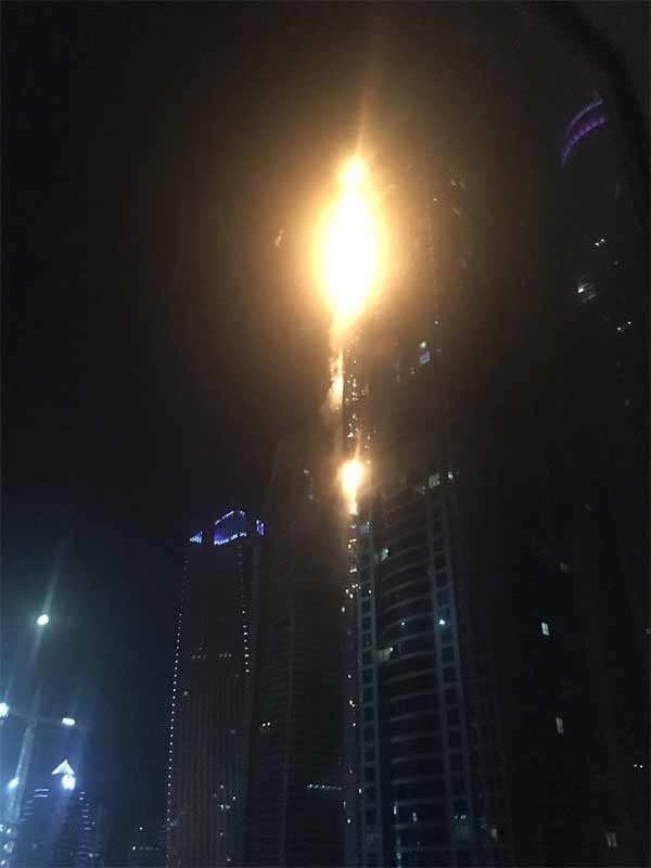 بالفيديو.. الدفاع المدني يتعامل مع حريق شب في برج بمنطقة المارينا في دبي