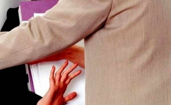 مهووس يسجن 20 مرة لتحرشه بزوجات السفراء