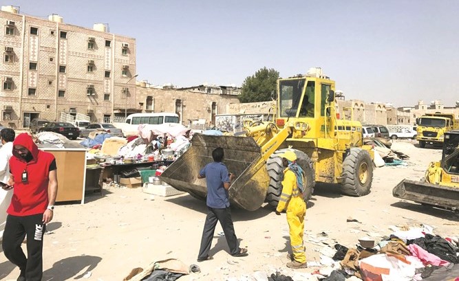 جانب من رفع المخلفات في الجليب﻿