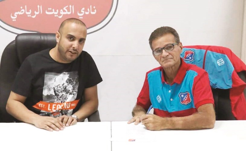 عبدالوهاب العمر مع كارلوس البرتو خلال توقيع العقد﻿