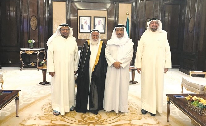 سمو رئيس الوزراء مستقبلا وفد جمعية الإصلاح الاجتماعي﻿