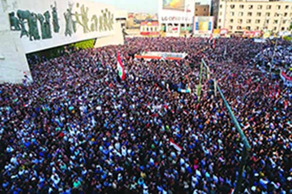 الآلاف تجمعوا في ساحة التحرير في بغداد لسماع كلمة الصدر (أ.پ)