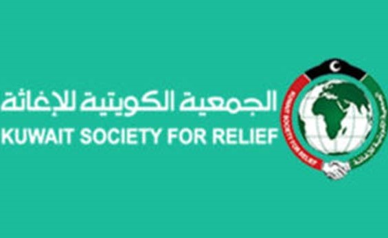 «الكويت بجانبكم» توزع مواد غذائية ومياه الشرب في الجانب الأيمن من الموصل