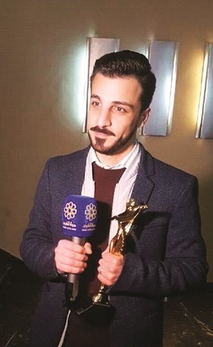 علي الحسيني لـ «الأنباء»: لست «مهرجاً».. ولا أستطيع أن أرمي كرامتي في الزبالة!