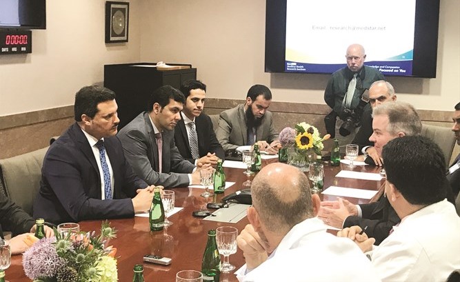 الحربي يستمع الى شرح من ادارة المستشفى حول خطط علاج المرضى الكويتيين﻿