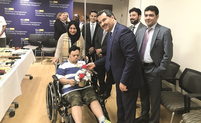 د.جمال الحربي يطمئن على احد المرضى﻿