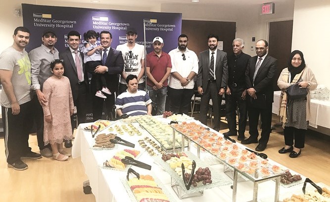 الوزير د.جمال الحربي مع مجموعة من المرضى الكويتيين ومرافقيهم لدى زيارته مستشفى جورج تاون﻿