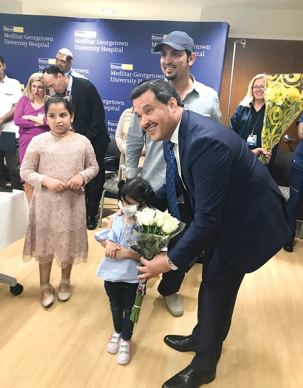 الوزير د.جمال الحربي يقدم الزهور لطفلة كويتية في مستشفى «جورج تاون»