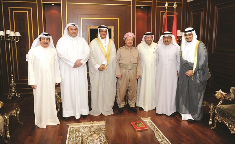 رئيس إقليم كردستان مسعود البارزاني مع القنصل د.عمر الكندري ورئيس التحرير الزميل يوسف خالد المرزوق وأمين سر جمعية الصحافيين الزميل عدنان الراشد وسعد العلي وعبدالرحمن العليان﻿