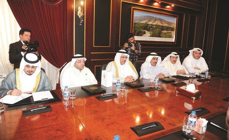 الوفد الزائر خلال المباحثات مع مسعود البارزاني﻿