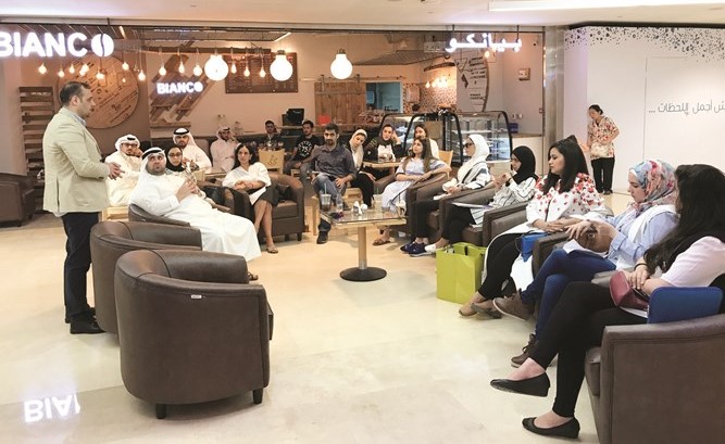 طلاب الكلية الاسترالية خلال الزيارة بمجمع اليال﻿