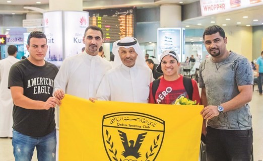ريناتو دي ليما يحمل علم القادسية الى جانب بويابس والشطي والشمري ﻿