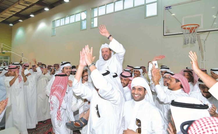هملان الهملان يتلقى التهنئة من اعضاء الجمعية العمومية(قاسم باشا) ﻿