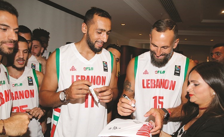 لاعبو منتخب لبنان يوقعون قميصا لإحدى المشجعات﻿