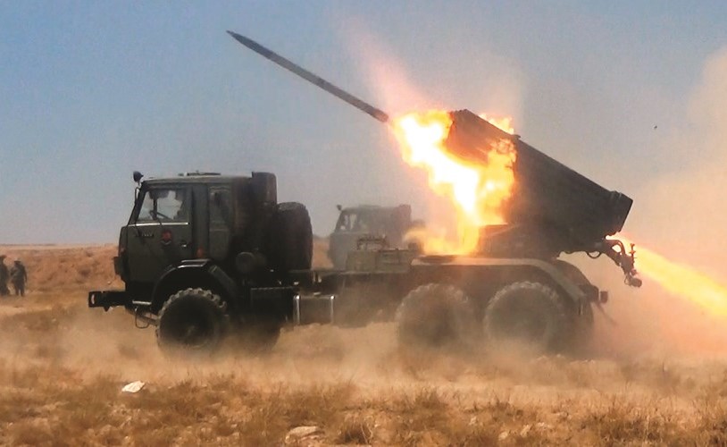 وحدات الجيشتستهدف مواقع داعش في جرود رأس بعلبك براجمات الصواريخ والمدافع الثقيلة(محمود الطويل) ﻿
