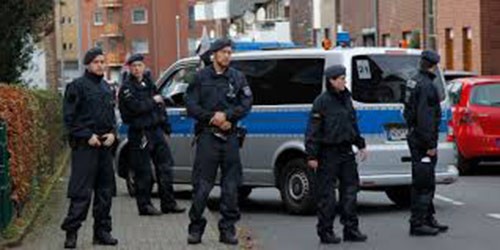 أربعيني مطلوب توقيفه بألمانيا يطلق النار على الشرطة عند مطاردته