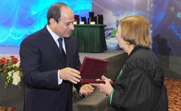 الرئيس عبد الفتاح السيسي خلال تكريم العلماء والفائزين بجوائز النيل والدولة التقديرية في احتفالية عيد العلم ﻿