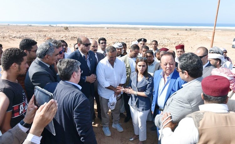 د. سحر نصر خلال جولتها بمشروع تنمية غرب مصر بمدينة النجيلة﻿