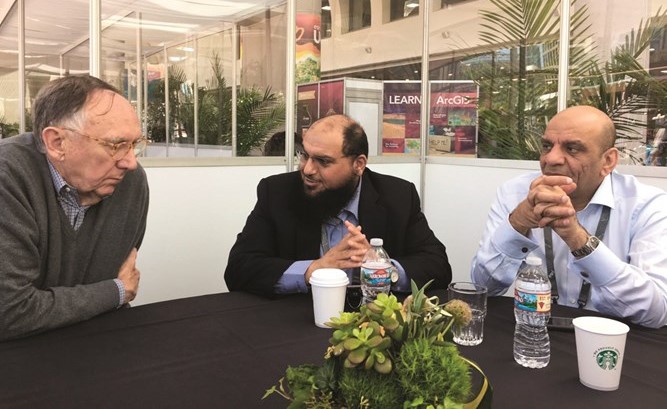 عبد الغفار العوضي وأحمد الرشيدي ورئيس ومؤسس منظمة ازري جاك دنغرموند﻿