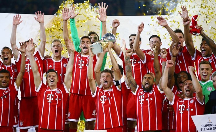 فرحة لاعبي بايرن ميونيخ بالتتويج بكأس السوبر الألماني على حساب بوروسيا دورتموند	 (رويترز)﻿