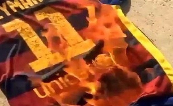 هؤلاء أحرقت جماهير "برشلونة" قمصانهم .. الخونة الـ5 الأبرز في تاريخ البوجرانا
