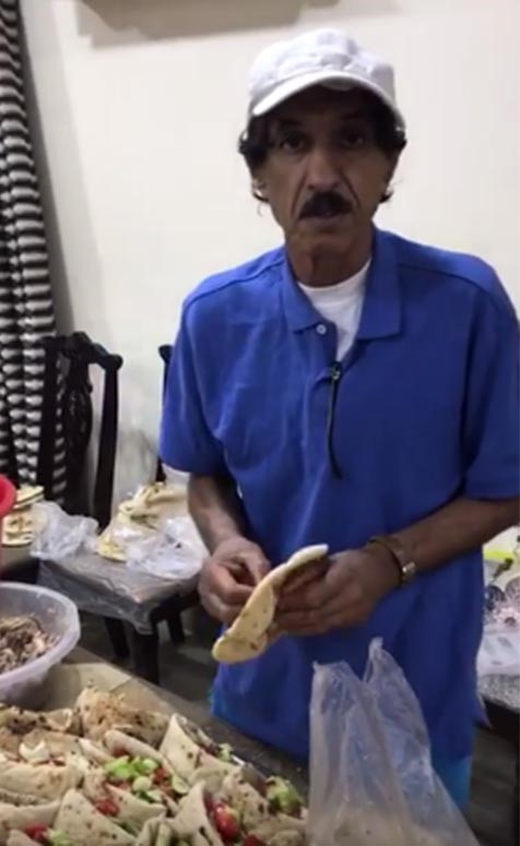 بالفيديو ..كويتي يقدم الافطار بنفسه لفقراء مصر