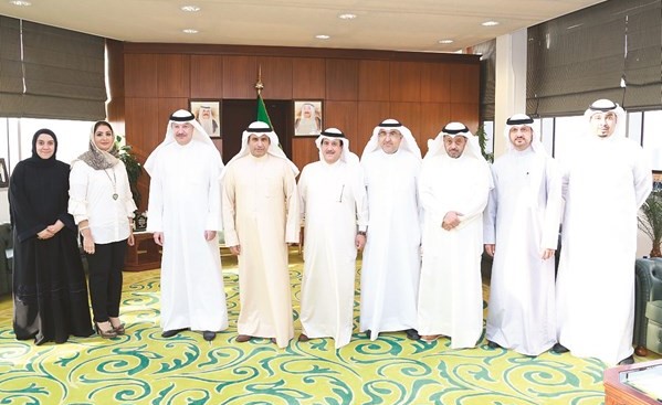 الوزير د.فالح العزب خلال لقائه موظفي قطاع الشؤون القانونية في العدل ﻿