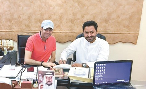 المذيع مشاري الخزيم أثناء توقيعه عقد الاتفاق مع المدير التنفيذي لقناة العدالة الزميل أحمد الفضلي﻿