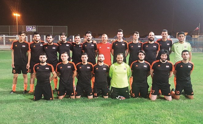 منتخب الجالية السورية مع المدرب عامر جديد قبل المباراة﻿