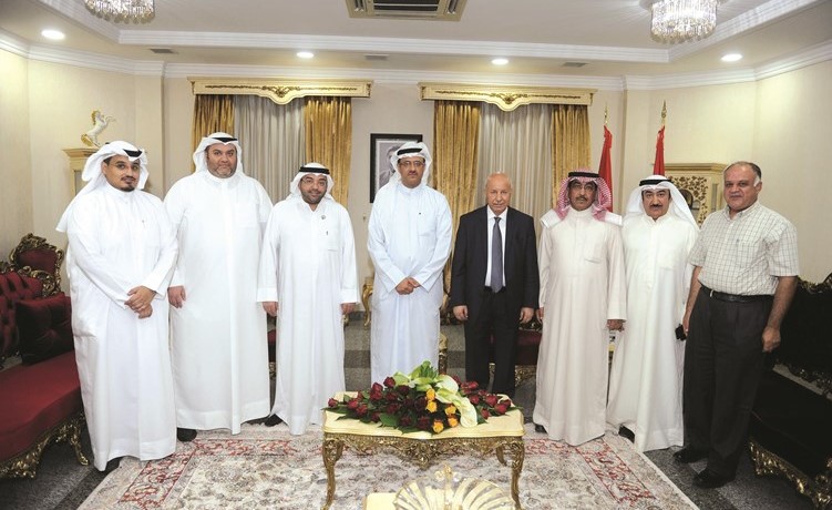 الوزير كريم سنجاري متوسطا د.عمر الكندري ورئيس التحرير الزميل يوسف خالد المرزوق ورئيس تحرير كونا سعد العلي ورئيس تحرير الكويت تايمز عبدالرحمن العليان وامين سر جمعية الصحافيين الزميل عدنان الراشد	(هاني الشمري)﻿