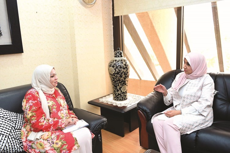 تماضر العمر متحدثة للزميلة ليلى الشافعي	(متين غوزال)﻿