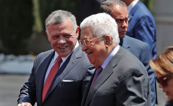 عاهل الاردن الملك عبدالله الثاني والرئيس الفلسطيني محمود عباس قبيل مباحثاتهما في رام الله امس	(ا.ف.پ) ﻿