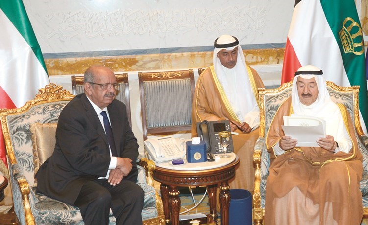صاحب السمو الامير الشيخ صباح الاحمد يتسلم رسالة الرئيس الجزائري من وزير خارجية الجزائر عبدالقادر مساهل﻿