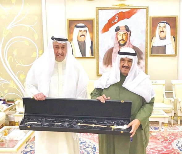 سمو الشيخ ناصر المحمد يتسلم هدية تذكارية من الشيخ فيصل الحمود ﻿