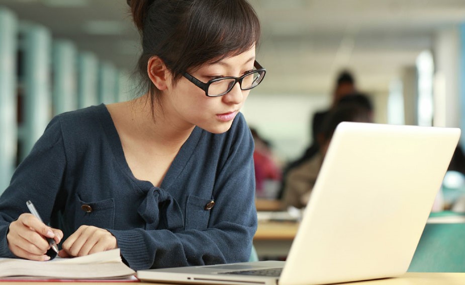 9 مواقع على الإنترنت توفر لك تعليمًا مجانيًا من أفضل الجامعات‎
