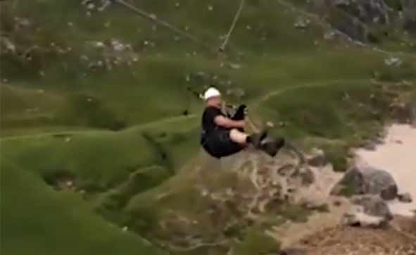 بالفيديو.. بريطاني يعزف على القربة وهو ينزلق على حبل شاهق الارتفاع