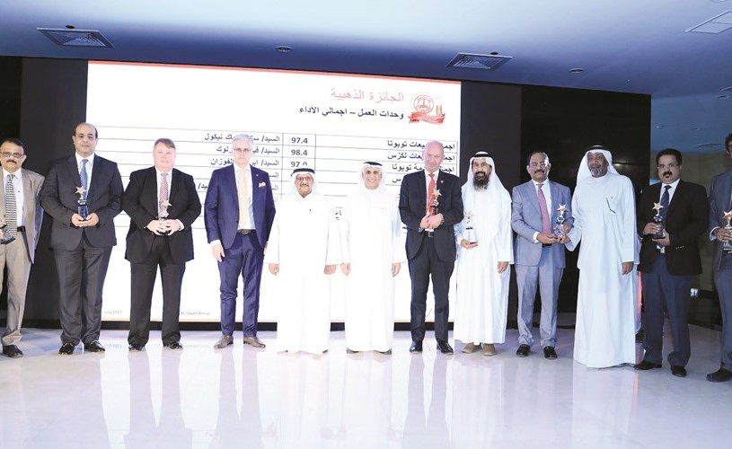 فيصل بدر الساير ومبارك ناصر الساير يتوسطان مديري الأعمال التنفيذيين في المجموعة ﻿