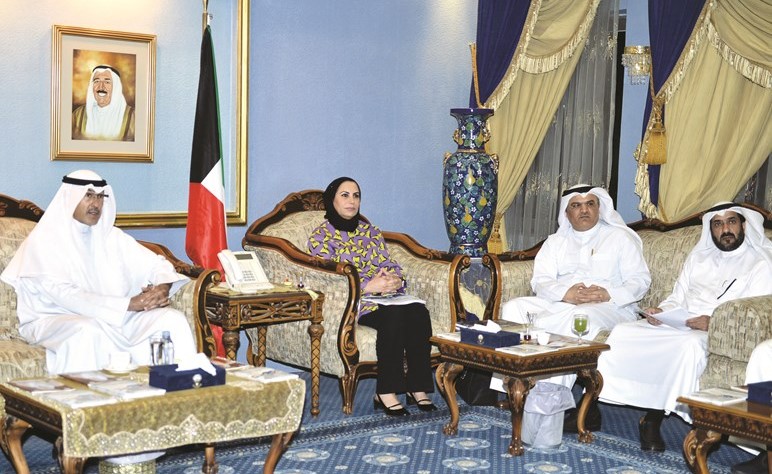 الشيخ فواز الخالد وم. عواطف الغنيم خلال اللقاء﻿