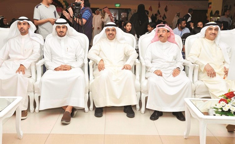 بدر شعيل يتوسط الحضور خلال إحدى فعاليات المهرجان﻿